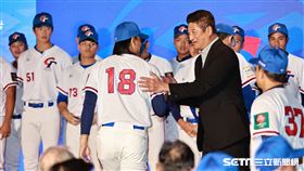 ▲第30屆亞錦賽記者會，中華棒協理事長辜仲諒和球員擊掌。（圖／記者劉彥池攝影）