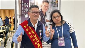 曾車禍被判植物人，吳坤穎（左）努力復健變「志工」以琴聲撫慰大眾。（圖／記者簡浩正攝影）