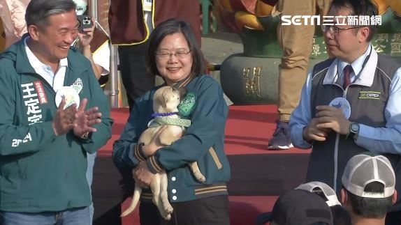 貓狗家人+1！小英輔選又認養一隻「旺來」