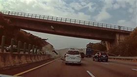 國三苗栗通霄南北向車禍，疑台電施工電纜線垂墜釀禍。（圖／翻攝畫面）