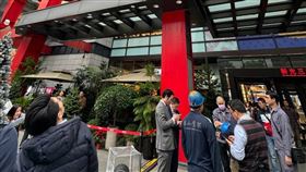 新光A8鐵鍊砸破玻璃。（圖／翻攝畫面）