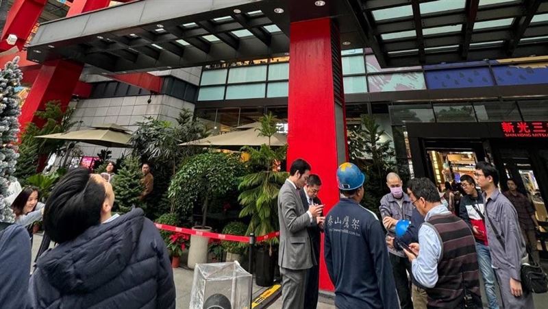 新／信義新光A8鷹架工程　鐵鍊砸玻璃墜地