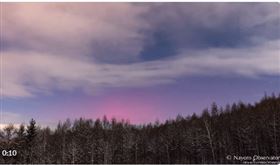 日本北海道北部地區名寄市2日夜空染上淡紅色的「低緯度極光」。（圖取自twitter.com/kitasubaru）