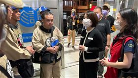 大甲鎮瀾宮媽祖今（2）日南巡抵達東港鎮，傍晚卻傳出疑似食物中毒事件，到晚間9:30止，計有69人送醫，縣長周春米晚間也趕抵醫院探視病患。（圖／屏東縣政府提供）