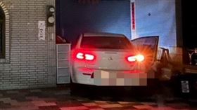 彌托槍擊案外案，黃姓男子帶孕妻替友人討債，孕妻嚇到出血，他把氣出在欠債一夥人身上，開車撞門洩憤。（圖／翻攝畫面）