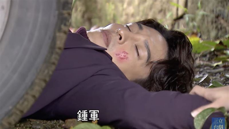 台8男星遭貨車撞倒在地　車禍畫面曝光了