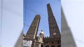 波隆那雙塔之一的加里森達塔（左）遭遇嚴重倒塌危機。（圖／達志／美聯社）