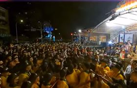 萬華青山宮遶境有人嗆「安娜」秒變格鬥賽（圖／翻攝自YouTube／台灣廟會情報局LIVE）