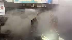 桃園大量販店凌晨狂燒　25車56人出動搶救(圖/翻攝畫面)