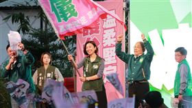 林靜儀競總成立  蘇貞昌到場授旗民進黨台中市立委參選人林靜儀（中）2日晚間在烏日區成立競選總部，前行政院長蘇貞昌（右2）出席力挺並授旗。中央社記者蘇木春攝  112年12月2日