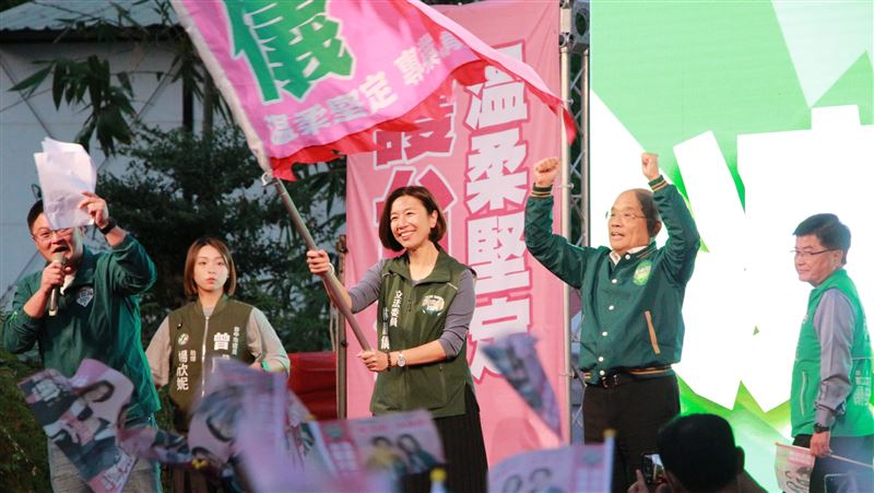 林靜儀競選總部成立　蘇貞昌力挺授戰旗