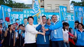 黃健豪台中競總成立  侯友宜、盧秀燕授戰旗國民黨台中市立委參選人黃健豪（前中）2日成立競選總部，黨籍總統參選人侯友宜（前右）、台中市長盧秀燕（前左）都到場力挺，親授戰旗。（黃健豪競選總部提供）中央社記者蘇木春傳真 112年12月2日