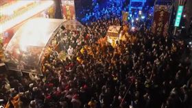 萬華青山宮遶境有人嗆「安娜」秒變格鬥賽（圖／翻攝自YouTube／台灣廟會情報局LIVE）