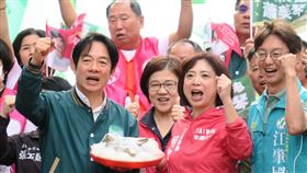 何欣純台中成立競總  賴清德現身站台民進黨台中市立委參選人何欣純（前右2）2日成立競選總部，黨籍總統參選人賴清德（前左）到場站台力挺，拉抬聲勢。（何欣純競選總部提供）中央社記者蘇木春傳真  112年12月2日