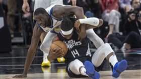 ▲格林（Draymond Green）在搶籃板的過程中，和對手發生肢體碰撞。（圖／美聯社／達志影像）