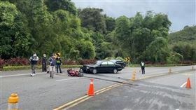 苗栗台3線103公里三灣路段，今天（3日）上午10時許發生一起重大車禍事故，一名曾姓男子騎黃牌重機行經該路段一處彎道時，不慎失控自摔衝向對向車道，且撞上一輛小客車，警消人員獲報到場救援時，曾男已無呼吸心跳，現已送醫急救。