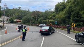 苗栗台3線103公里三灣路段，今天（3日）上午10時許發生一起重大車禍事故，一名曾姓男子騎黃牌重機行經該路段一處彎道時，不慎失控自摔衝向對向車道，且撞上一輛小客車，警消人員獲報到場救援時，曾男已無呼吸心跳，現已送醫急救。