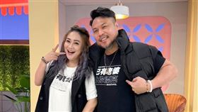 秀琴(左)在節目上表示陳致遠開車車距抓太近讓她飽受驚嚇。（圖／緯來綜合台提供）