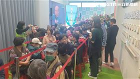 競總總部民眾排隊等買「貓狗徽章」