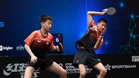 在斯洛維尼亞舉行的世界青少年桌球錦標賽，台灣小將郭冠宏（左）和徐絃家（右），在U15男雙決賽直落3擊敗日本。（圖／翻攝自合作金庫銀行桌球隊臉書）