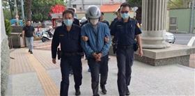 台南將軍區槍擊命案今天（3日）中午破案，莊姓槍手（前中）等3人，和藏槍的陳男到案。（圖／翻攝畫面）