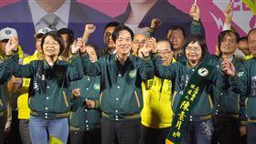 賴清德彰化為陳素月站台民進黨總統參選人賴清德（前中）2日到彰化縣大村鄉參加黨籍立委參選人陳素月（前右）的後援會成立大會，呼籲選民票投黃秀芳（前左）、陳素月等民進黨立委參選人，讓民進黨國會過半。中央社記者吳哲豪彰化攝  112年12月2日