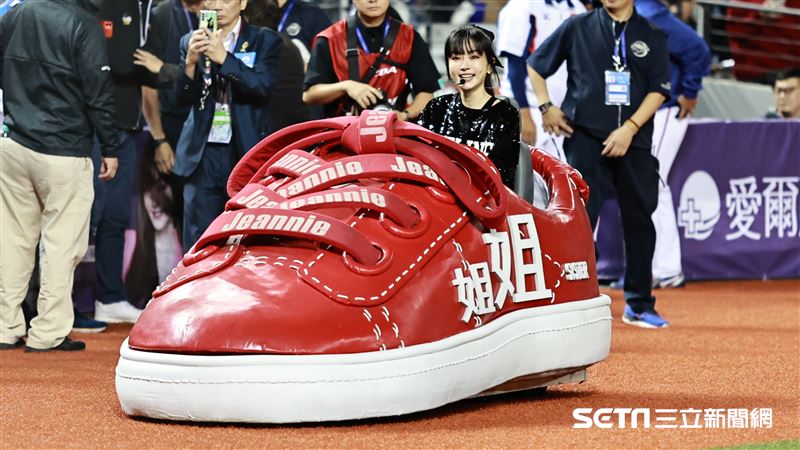 謝金燕開鞋車進場！　大巨蛋首唱《姐姐》