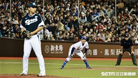 ▲亞錦賽開幕戰，台灣隊游擊手林承飛敲出大巨蛋第1支安打。（圖／記者劉彥池攝影）