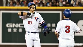 ▲亞錦賽開幕戰，台灣隊一壘手拿莫．伊漾敲出二壘安打。（圖／記者劉彥池攝影）