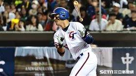 ▲亞錦賽開幕戰，台灣隊一壘手拿莫．伊漾敲出安打送回陳文杰。（圖／記者劉彥池攝影）