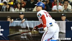 ▲亞錦賽開幕戰，台灣隊右外野手陳孝允敲出安打。（圖／記者劉彥池攝影）