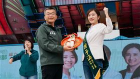 謝子涵成立競選總部 蔡其昌送上菜頭祝賀民進黨台中市第3選區立委參選人謝子涵（右）3日成立后里競選總部，立法院副院長蔡其昌（中）到場致贈象徵「好彩頭」的菜頭祝賀，希望她能順利前進立法院。（謝子涵競選總部提供）中央社記者趙麗妍傳真  112年12月3日