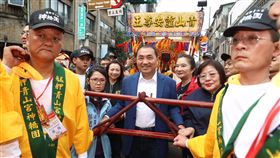 侯友宜參加青山宮靈安尊王夜巡暗訪活動（1）國民黨總統參選人侯友宜（中）3日下午現身台北市萬華區，參加「艋舺青山宮靈安尊王聖誕夜巡暗訪」活動，並親自扶轎。中央社記者謝佳璋攝  112年12月3日