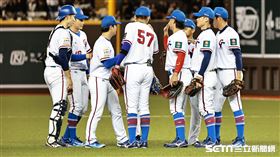 ▲亞錦賽開幕戰，台灣隊4：0完封韓國隊，球員賽後擊掌慶祝勝利。（圖／記者劉彥池攝影）