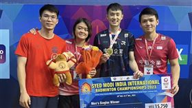 ▲台灣羽球男單好手戚又仁（右二），奪得生涯首座超級賽冠軍。（圖／翻攝自中租企業羽球隊臉書）