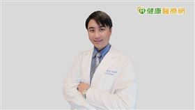 陳柏翰主任提醒，有極高骨折風險還須搭配肌少症治療，並須注重居家環境的安全性，預防跌倒傷害，同時要接受骨鬆治療。