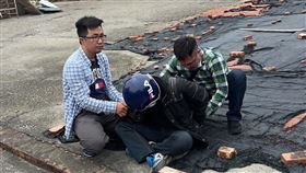  台南將軍區槍擊命案今天（3日）中午破案，莊姓槍手（前中）等3人，和藏槍的陳男到案。（圖／翻攝畫面）