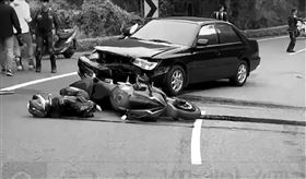 重機騎士與對向車道的自小客車碰撞，送醫宣告不治。（圖／翻攝記者爆料網）