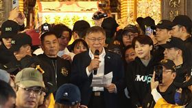 艋舺青山宮靈安尊王夜巡暗訪　柯文哲接轎後致詞台灣民眾黨總統參選人柯文哲（中持麥克風者）3日晚間在台北市萬華區參加「 艋舺青山宮靈安尊王聖誕夜巡暗訪」活動，在接轎祈福後致詞。中央社記者謝佳璋攝　112年12月3日