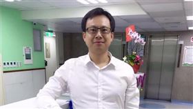 3000病患有救了！名醫遭解雇「整晚幾乎沒睡」...新看診地點曝光。（圖／翻攝自「黃鐙樂醫師【樂見膝望】」臉書）