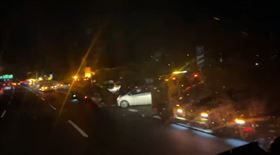 國道1,散落物,轎車,刁車（圖／翻攝自記者爆料網）