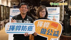 台灣腸癌病友協會糠榮誠醫師（左起）、抗癌鬥士呂小姐參與第一屆「揮桿防癌」高爾夫球活動，呼籲癌友多到戶外走走，方能常保身心舒暢。