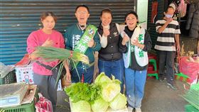 民進黨三重立委候選人李坤城3日在保庇天后王彩樺的陪同之下，向三和市場的攤商老闆及買菜的鄉親問好