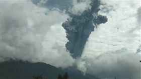 印尼蘇門答臘島馬拉皮山（Marapi）。（圖／翻攝自X）