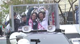 蕭美琴、林靜儀在防彈掃街車上比愛心。