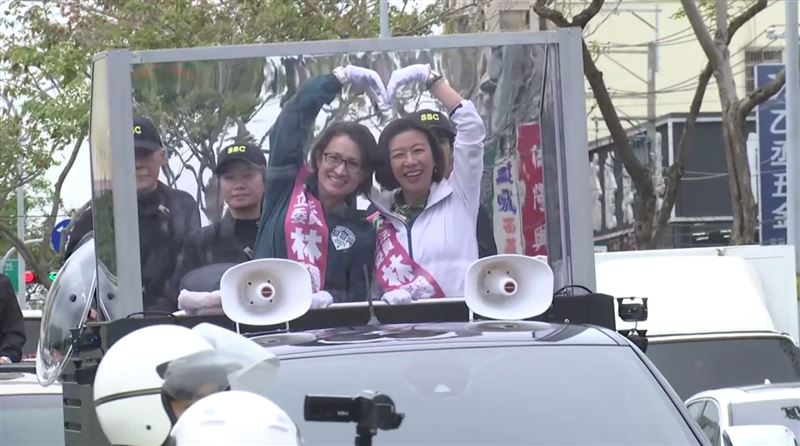 蕭美琴合體林靜儀車掃　防彈掃街車首登場