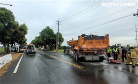 雲林莿桐3車路口車禍，小貨車遭撞翻，1命危2輕傷。（圖／民眾提供）