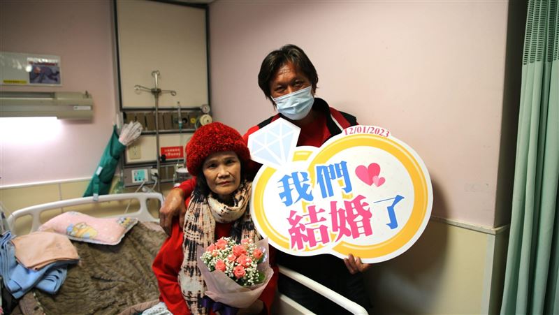 「不能讓妳孤單走」男娶癌末婦　醫護動容