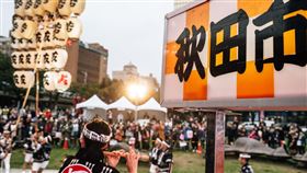 「日本東北遊樂日」本週末登場 ！百隻秋田犬堆疊耶誕樹超可愛　免費入場抽機票（圖／鏡週刊）