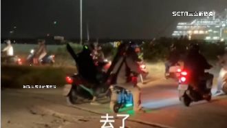 為釣魚闖港區遭警趕　碼頭現「機車瀑布」